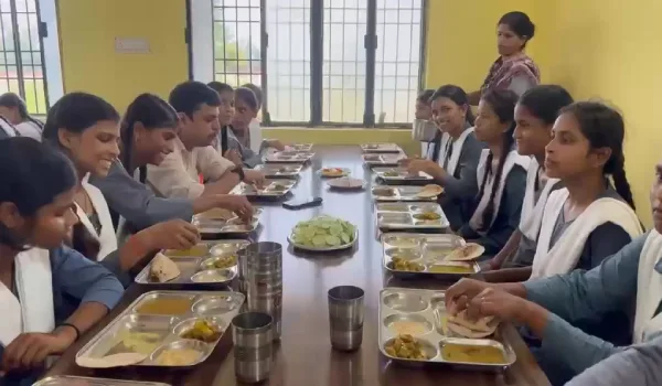 डीएम ने कस्तूरबा गांधी आवासीय बालिका विद्यालयों का किया निरीक्षण, मेधावी छात्राओं को किया सम्मानित